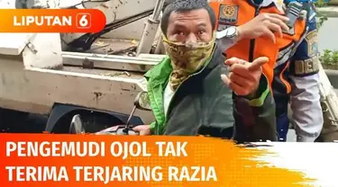 Seorang pengemudi ojek online marah ketika terjaring razia. Cekcok sempat terjadi lantaran sang pengemudi menantang petugas Dinas Perhubungan. Pengemudi berdalih parkir di bahu jalan sebentar untuk mengantar pesanan customer.