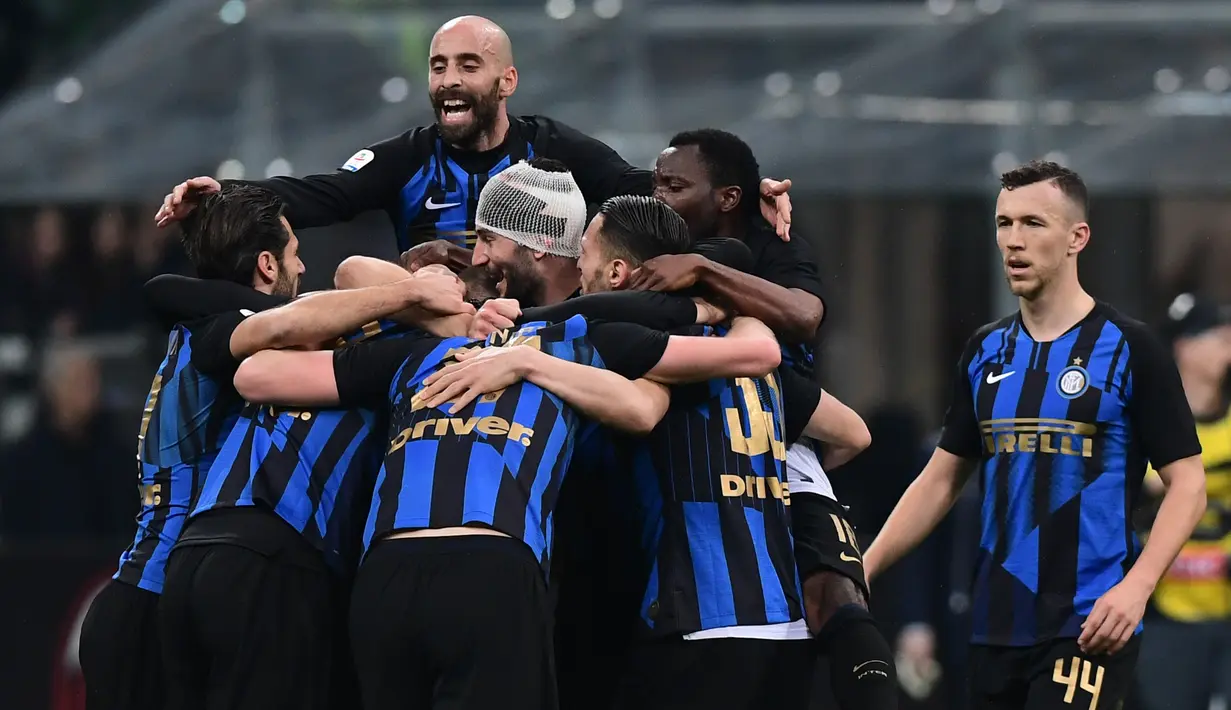 Selebrasi gol pemain Inter Milan pada laga lanjutan Serie A yang berlangsung di Stadion San Siro, Milan, Senin (18/3). Inter Milan menang 3-2 atas AC Milan. (AFP/Miguel Medina)