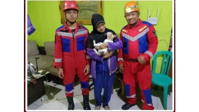 Momen Damkar Selamatkan Kucing Tersedak Tulang Ikan, Berlangsung Dramatis