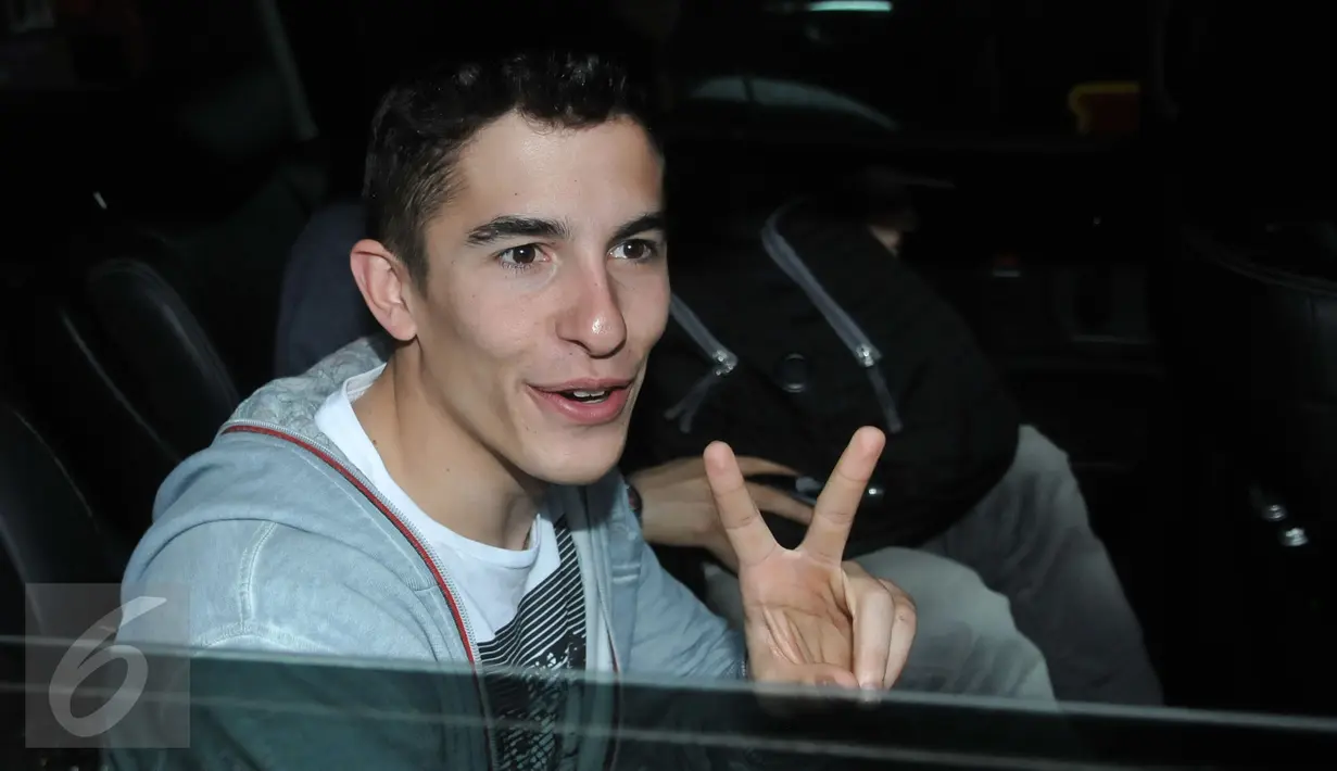 Pebalap asal Spanyol, Marc Marquez saat akan meninggalkan Bandara Soekarno-Hatta, Tangerang, menuju hotel, Jumat (12/2/2016). Marquez datang untuk acara launching tim Repsol Honda di Sirkuit Sentul pada Minggu (14/2) mendatang. (Liputan6.com/Johan Tallo)