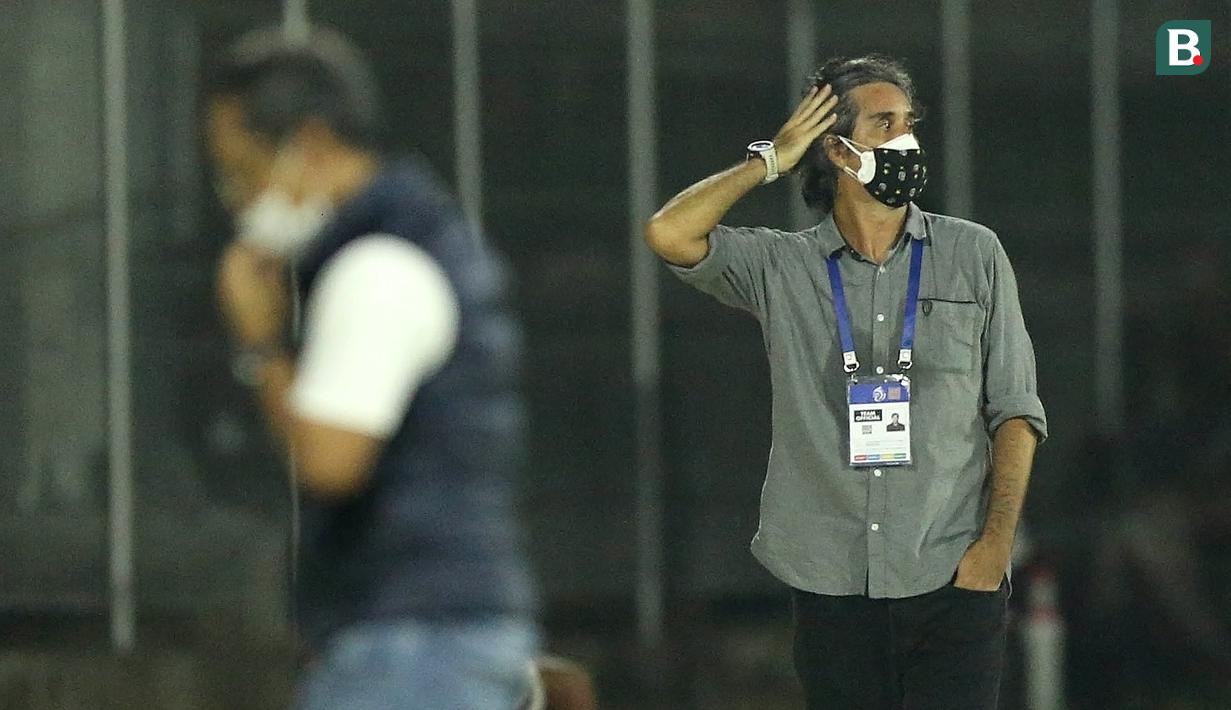 Pelatih Bali United, Stefano Cugurra juga mencatat rekor mentereng dengan keberhasilan Bali United tahun ini. Pria asal Brasil itu mencaplok supremasi tertinggi sepakbola tanah air dalam tiga musim beruntun. (Bola.com/M Iqbal Ichsan)