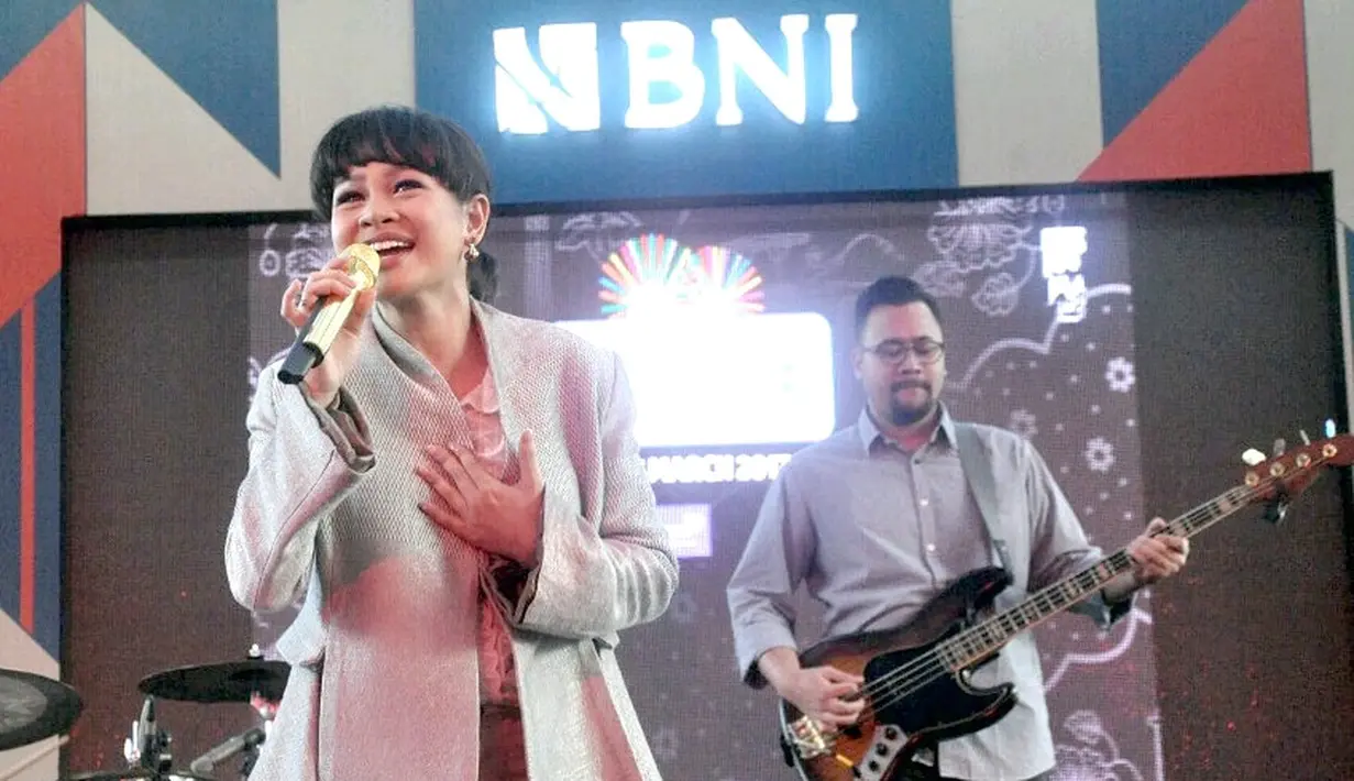 Kini, ia juga mulai mengenalkan pekerjaan ibunya sebagai penyanyi. Tidak adanya baby sitter, sang buah hati bersama dengan suaminya. Begitu juga saat mengisi acara Java Jazz On The Move pada Jumat (17/2) lalu. (Galih W. Satria/Bintang.com)