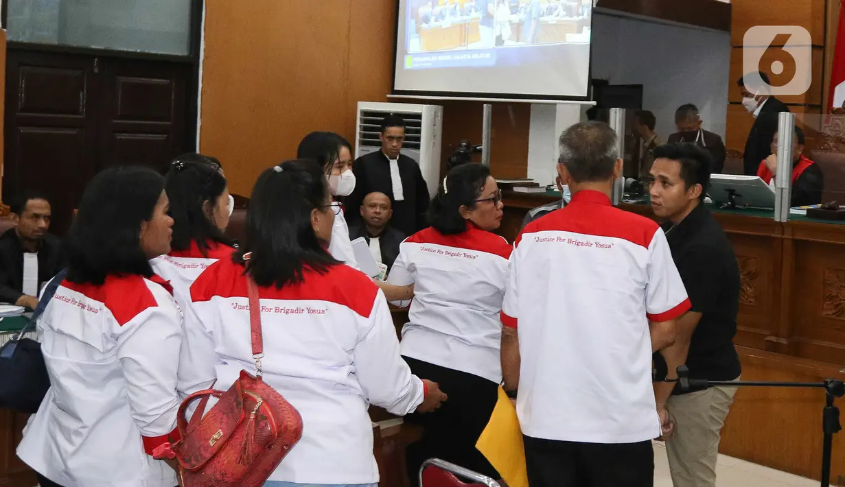 Terdakwa kasus pembunuhan Brigadir Yoshua, Richard Eliezer Pudihang Lumiu bersama keluarga Brigadir Yoshua usai mengikuti sidang lanjutan pembunuhan Brigadir Yosua dengan terdakwa Richard Eliezer Pudihang Lumiu di PN Jakarta Selatan, Jakarta, Selasa (25/10/2022). Sidang itu beragenda mendengarkan keterangan saksi diantaranya saksi pelapor Kamaruddin Simanjuntak, kedua orang tua korban Samuel Hutabarat dan Rosti Simanjuntak serta pacar korban Vera Simanjuntak. (Liputan6.com/Herman Zakharia)