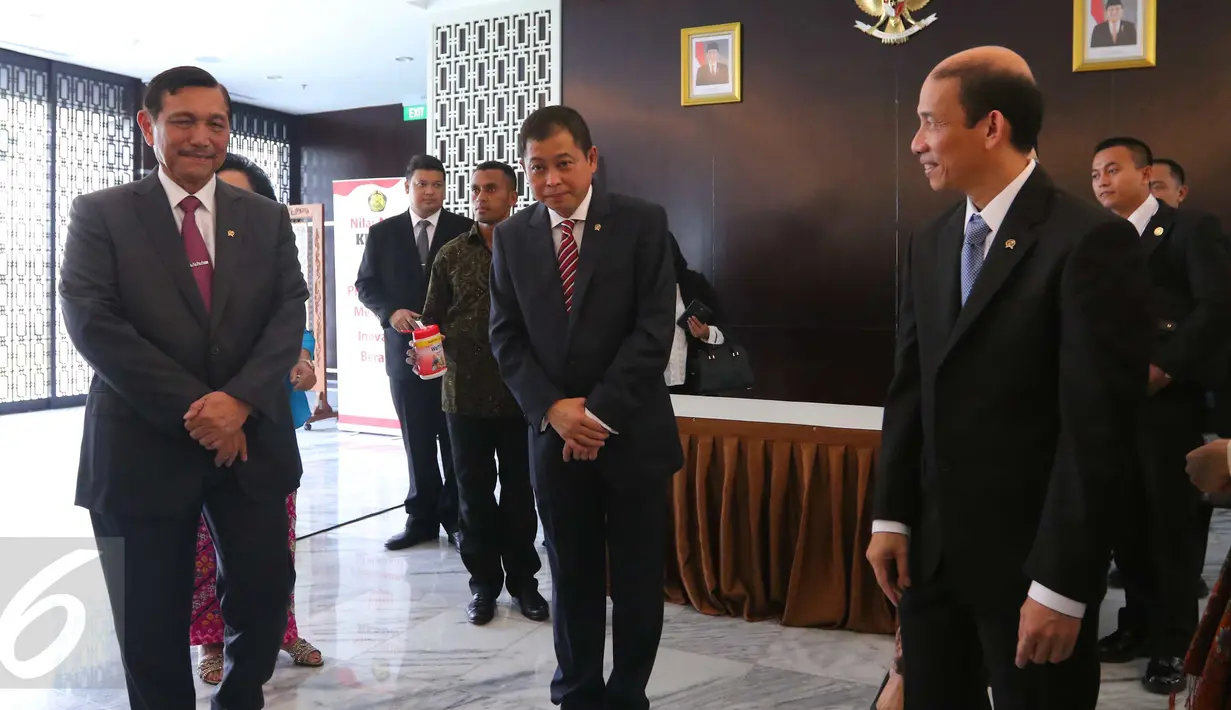 Luhut Panjaitan, Ignasius Jonan dan Archanda Tahar ketika acara serah terima jabatan (sertijab) dari Plt Menteri ESDM ke Menteri ESDM yang baru di Jakarta, Senin (17/10). Kementerian ESDM resmi dipimpin Ignasius Jonan. (Liputan6.com/Angga Yuniar)