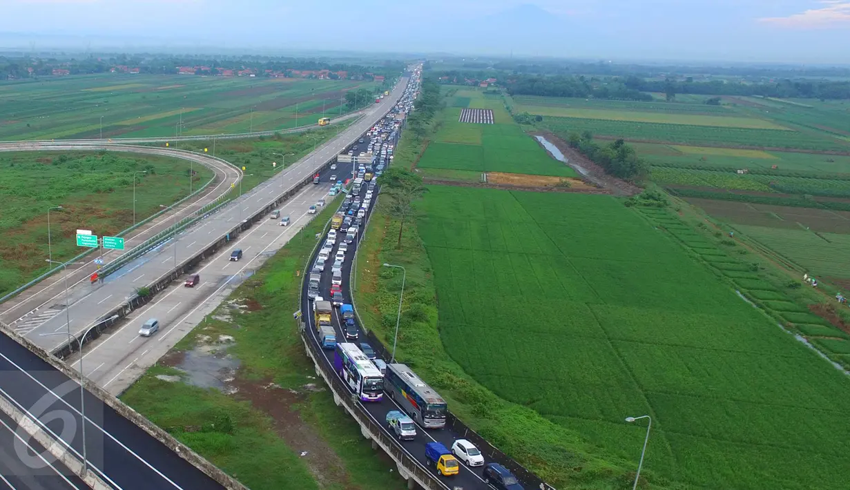 Pantauan udara arus mudik kendaraan saat keluar tol Pejagan, Jawa Tengah, Sabtu (2/7). Kemacetan panjang hingga 18 km terjadi dikarenakan antrean saat pembayaran pintu tol keluar. (Liputan6.com/Balgo Marbun)