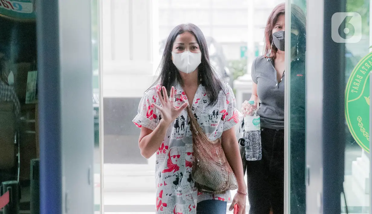 Aktris Nirina Zubir saat menghadiri sidang lanjutan kasus mafia tanah di Pengadilan Negeri Jakarta Barat, Jakarta, Selasa (7/6/2022). Sebagai terdakwa, Riri Khasmita beserta suami dan tiga notaris yang terlibat dalam masalah ini dijerat dengan Pasal 263 ayat (2), Pasal 264 ayat (2), Pasal 362 juncto Pasal 55 ayat 1 ke-1 KUHP tentang Pemalsuan Surat dan Pencurian. (Liputan6.com/Faizal Fanani)