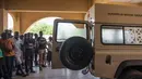 Warga saat berada di rumah sakit usai kejadian tewasnya 20 siswa di air terjun Kintampo, Ghana (21/3). Insiden ini terjadi tidak lama setelah hujan deras disertai badai melanda Ghana. (AFP Photo / Cristina Aldehuela)