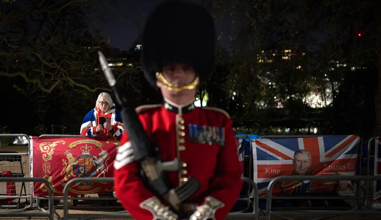 Penjagaan ketat anggota militer di dekat Istana Buckingham di pusat kota London, Selasa, 2 Mei 2023, (AP Photo/Vadim Ghirda)