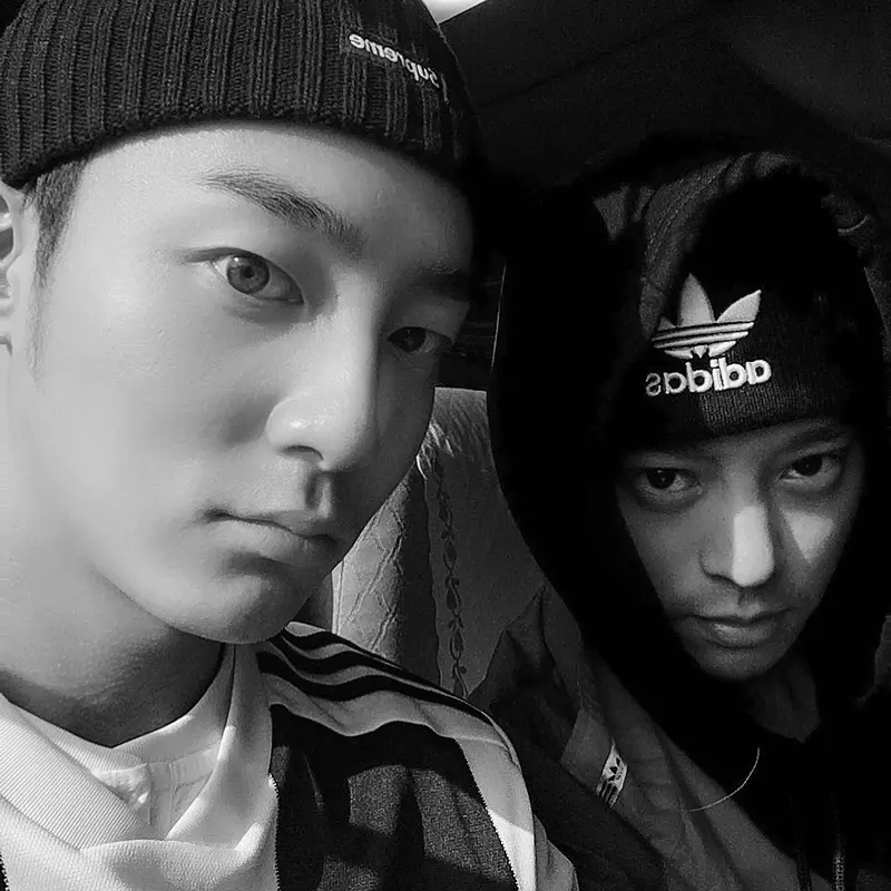 Roy Kim dan Jung Joon Young (Instagram/ @roykimmusic - https://www.instagram.com/p/BqqsBk5jsDJ/)