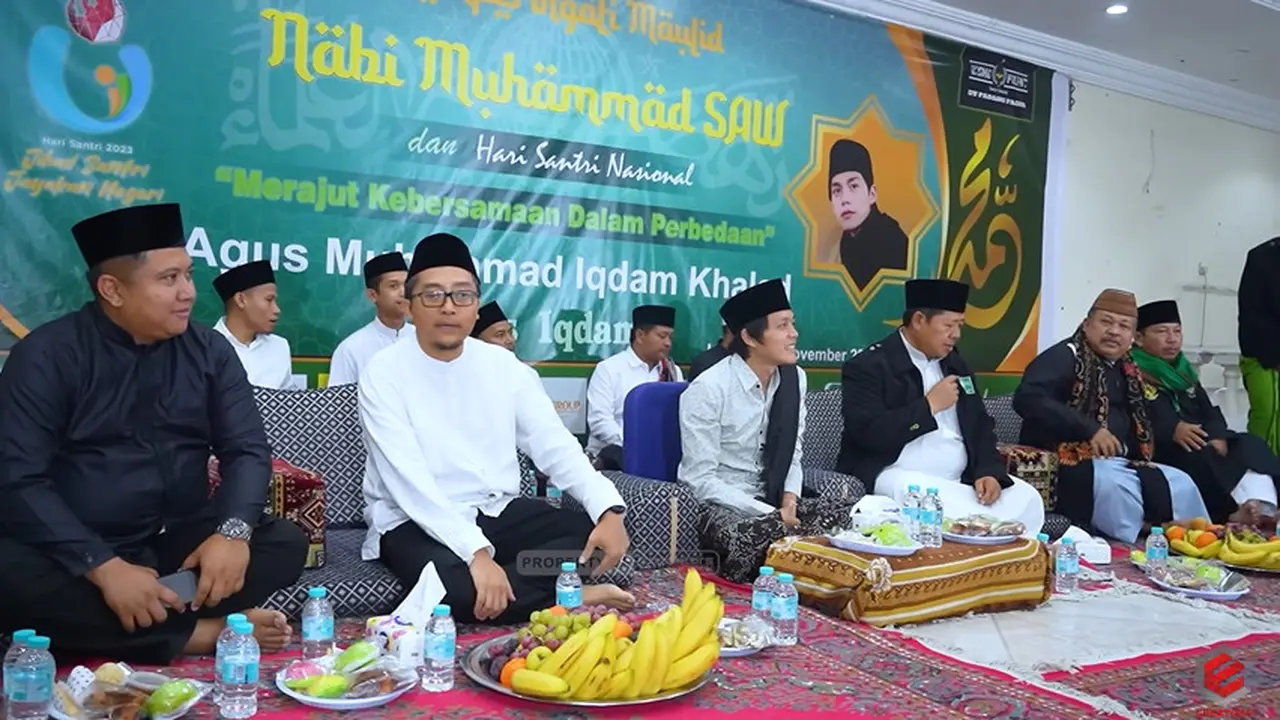 Gus Iqdam menyampaikan ceramahnya di tanah suci dalam rangka peringatan Maulid Nabi SAW dan Hari Santri Nasional 2023 (SS: YT  Creators Entertainment)