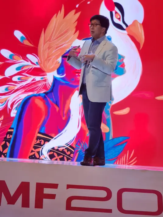 <p>Managing Director of EMTEK Group dan CEO Surya Citra Media, Sutanto Hartono saat menjadi pembicara pada ajang Asia Pacific Media Forum (APMF) di Bali Nusa Dua Convention Center (BNDCC), Bali, Kamis (20/10/2022). Ratusan undangan pun hadir dalam acara yang mengangkat METAMORPHOSIS ini. (FOTO: Dok. Istimewa)</p>