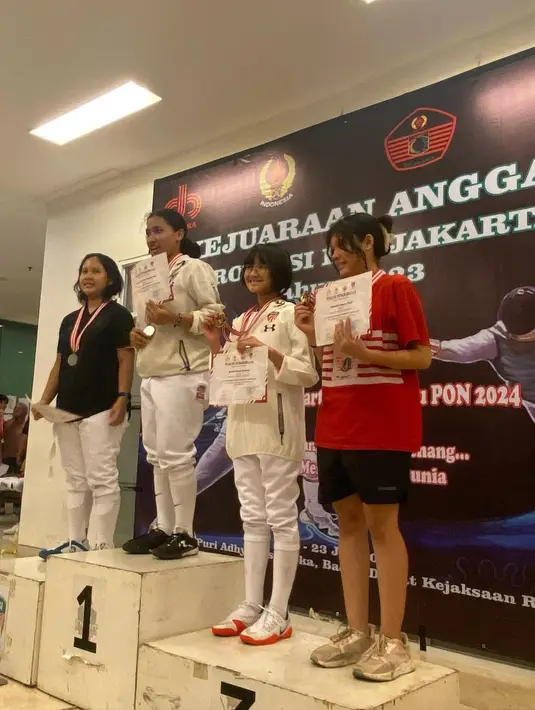 Pasangan yang menikah pada tahun 2008 silam itu tampak hadir saat kedua putrinya mengikuti kompetisi dan meraih medali.  [Instagram/baimguitar]