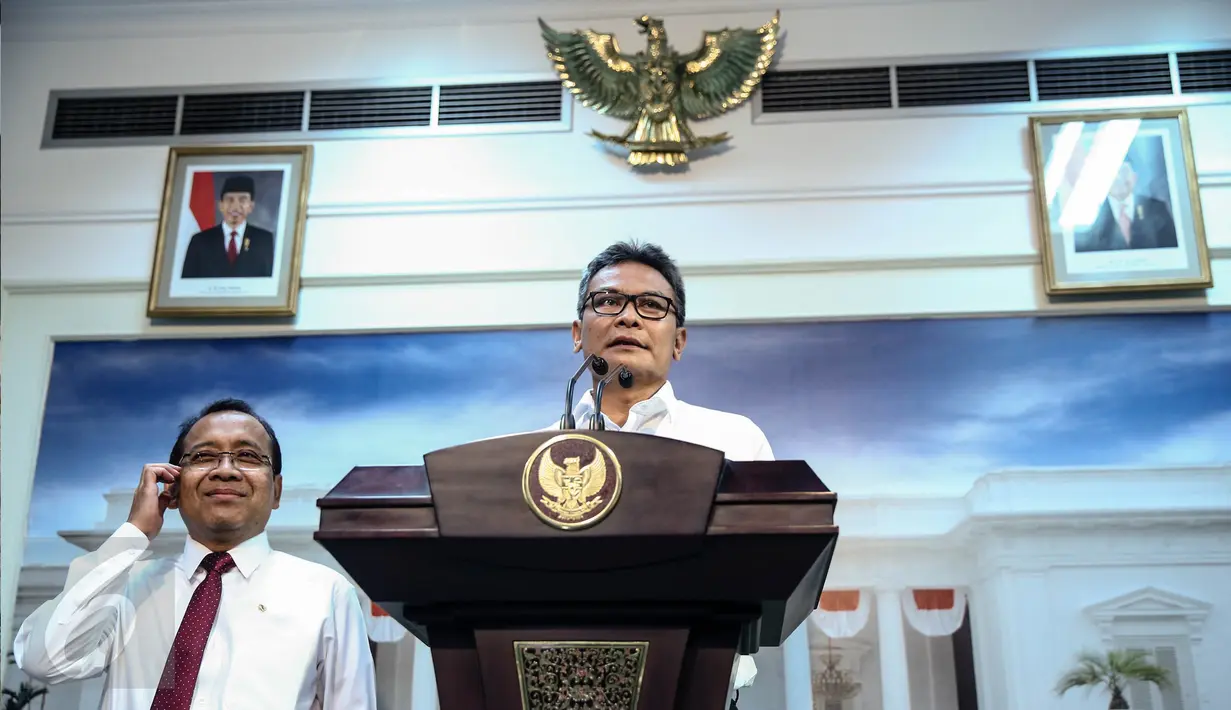Juru bicara Presiden Johan Budi memberikan keterangan pemberehentian menteri ESDM Arcandra Tahar di Kantor Presidenan, Jakarta, (15/8). Status WNI Arcandra pun gugur karena Indonesia tidak menganut paham dwi kewarganegaraan. (Liputan6.com/Faizal Fanani)