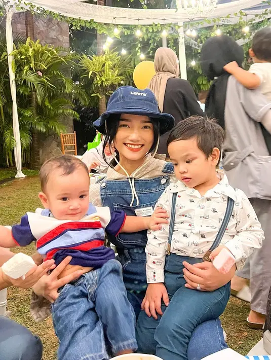 Gaya kompak berikutnya mereka tunjukkan lewat padu padan denim serasi. Fuji dengan denim jumper dan kemeja, sedangkan Gala dengan kemeja dan suspender denim jumpsuit. [@fuji_an]