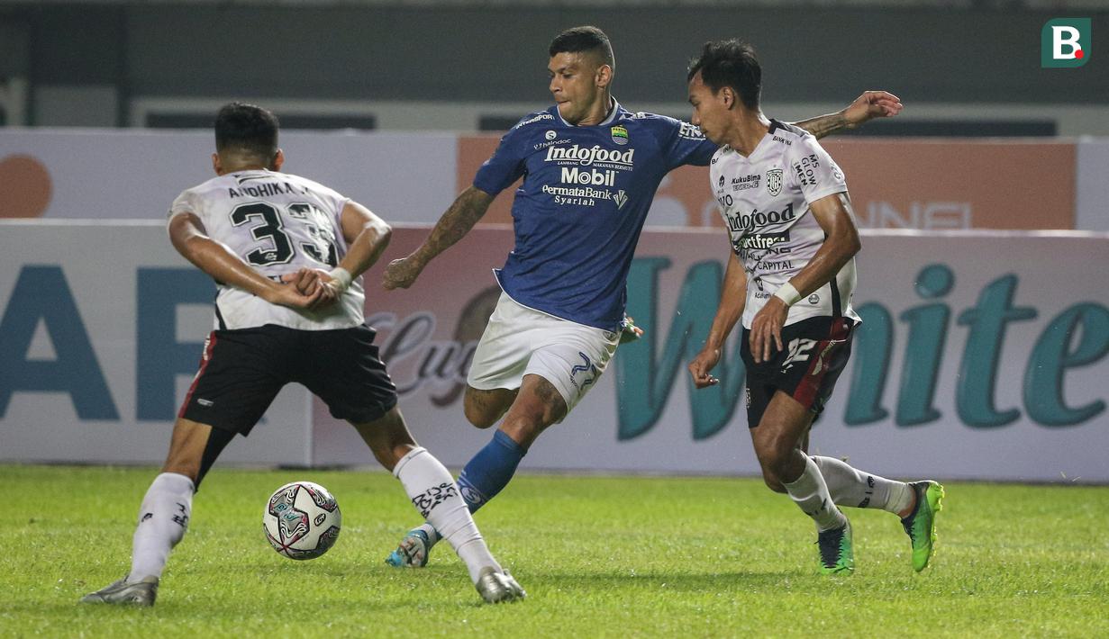Pemain Persib Bandung, Ciro Alves (tengah) dibayangi dua pemain Bali United, Andhika Wijaya (kiri) dan Novri Setiawan saat babak penyisihan Grup C Piala Presiden 2022 antara Persib Bandung melawan Bali United di Stadion Gelora Bandung Lautan Api, Bandung, Minggu (12/06/2022). (Bola.com/Bagaskara Lazuardi)