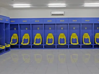 Kursi Pemain yang mirip kursi mobil balap pada ruang ganti pemain Persib Bandung di Stadion Gelora Bandung Lautan Api, Sabtu (2/7/2016). (Bola.com/Nicklas Hanoatubun)