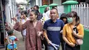 Penyanyi dangdut Ayu Ting Ting bersama sang ayah, Abdul Rozak dan adiknya, Assyifa Nuraini berjalan menuju TPS 5 untuk menggunakan hak pilih mereka pada pelaksanaan Pilkada Serentak 2018 Sukma Jaya, Depok, Rabu (27/6). (Liputan6.com/Faizal Fanani)