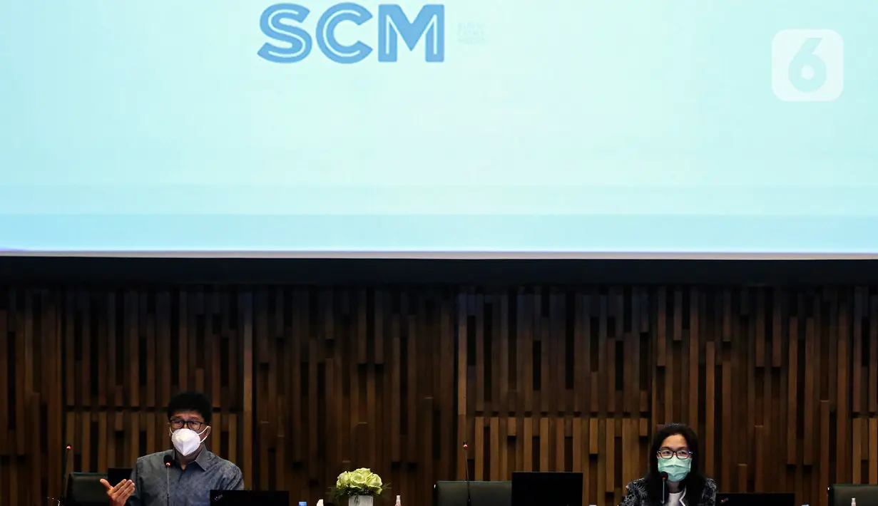 Direktur Utama PT Surya Citra Media Tbk (SCM) Sutanto Hartono bersama Direktur PT Surya Citra Media Tbk Rusmiyati Djajaseputra memberikan Paparan publik dalam acara Public Expose SCM di Studio SCTV, Jakarta, Rabu (12/8/2020). (Liputan6.com/Johan Tallo)