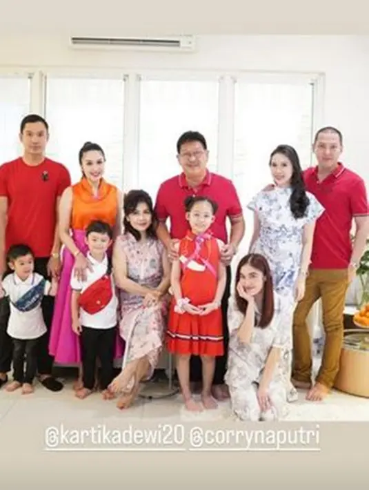 Tak hanya itu, Sandra Dewi juga memboyong dua buah hatinya, Mikhael Moeis dan Raphael Moeis berkunjung ke rumah saudara. Tampak penuh kebahagiaan dan kehangatan berkumpul bersama keluarga besar. (Liputan6.com/IG/@sandradewi88)