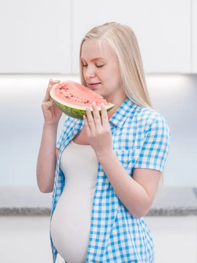 ilustrasi manfaat semangka untuk ibu hamil/Ermolaev Alexander/shutterstock