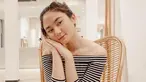 Pakai baju motif stripe hitam putih dengan model off shoulder, penampilan simpel Zahwa Aqilah ini tetap terlihat stylish. Kalung yang melingkar di lehernya mendukung penampilannya dengan outfit off shoulder. Rambut yang dicepol membuat pesona bintang sinetron Cinta Suci ini kian terpancar. (Liputan6.com/IG/@zahwaqilah)