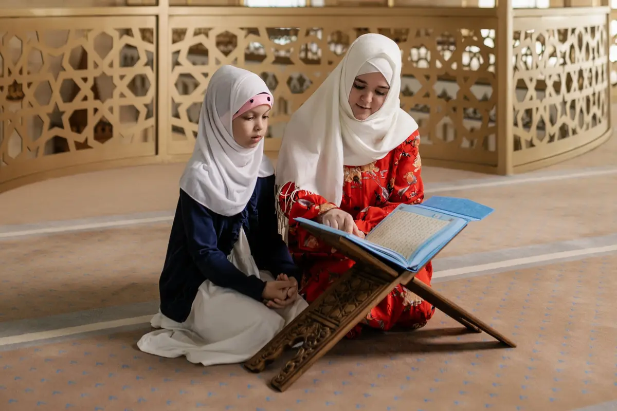 Ilustrasi Islami, muslimah, mengaji, membaca Al-Qur'an