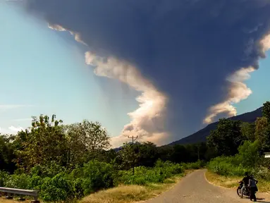 Gunung Lewotobi Laki-laki kembali erupsi, seperti yang terlihat dari desa Nangahale, Sikka, Nusa Tenggara Timur pada Senin 7 Juli 2025. (ARNOLD WELIANTO/AFP)