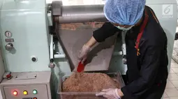 Pekerja mengaduk biji kakao yang sudah digiling di toko Pipiltin Cocoa kawasan Barito, Jakarta, Kamis (13/9). Pipiltin Cocoa memproduksi cokelat dengan biji kako asli Indonesia. (Liputan6.com/Herman Zakharia)