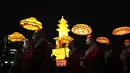 Biksu Buddha Korea Selatan mengenakan masker membawa lentera teratai berwarna-warni selama upacara pencahayaan untuk merayakan ulang tahun Buddha yang akan datang pada 8 Mei, di Seoul, Korea Selatan (5/4/2022). (AP Photo/Lee Jin-man)