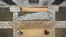 Foto dari udara para pekerja menganyam tikar buluh menggunakan teknik tradisional untuk sebuah rumah kuno di Distrik Xiangdu di Kota Xingtai, Provinsi Hebei, China, 14 Juli 2020. (Xinhua/Zhu Xudong)