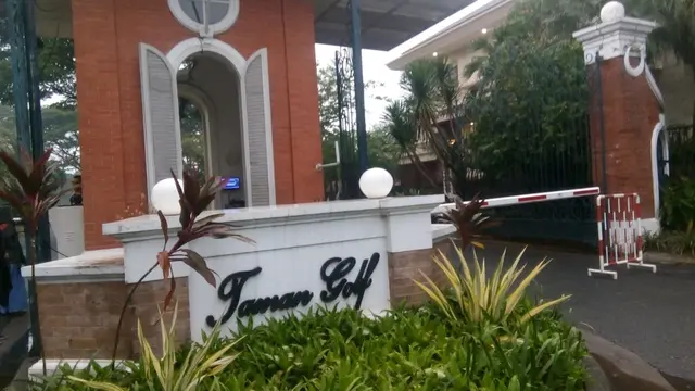 Suasana gerbang kluster kediaman Billy Sindoro, pejabat Lippo Group yang diduga menyuap Bupati Bekasi atas perijinan Meikarta.