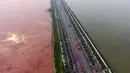 Air danau berwarna merah di Yunchen, Shanxi, Tiongkok, Minggu (25/9). Perubahan air menjadi merah disebabkan oleh tumbuhan ganggang yang sedang berkembangbiak. (chinadaily.com.cn)