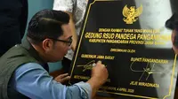 Gubernur Jawa Barat Ridwan Kamil menandatangani plakat peresmian RSUD Pandega Pangandaran. (Humas Jabar)