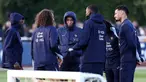 Pemain Timnas Prancis, Kylian Mbappe (tengah) sebelum sesi latihan di Centre National du Football di Clairefontaine-en-Yvelines, barat daya Paris, pada 17 Maret 2025. (FRANCK FIFE/AFP)