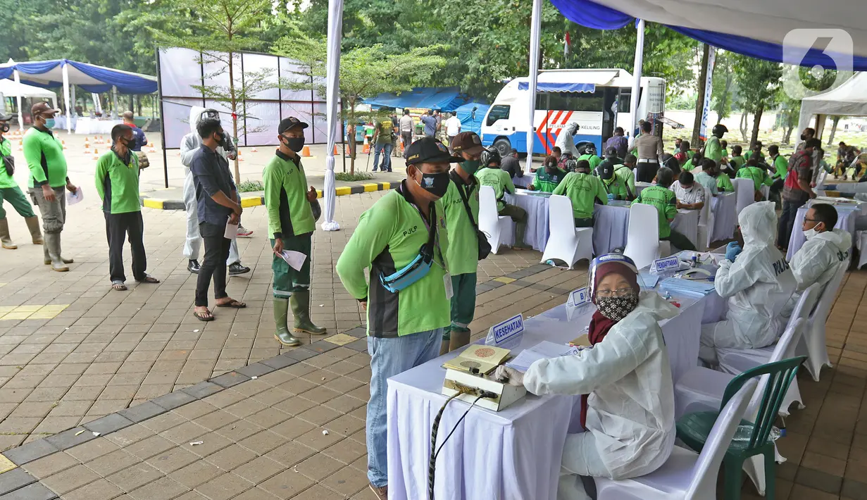 Petugas pemakaman mengikuti pelayanan penerbitan SIM baru di TPU Pondok Ranggon, Jakarta, Kamis (2/7/2020). HUT ke-74 Bhayangkara, Direktorat Lalu Lintas Polda Metro Jaya memberikan pelayanan penerbitan SIM baru gratis bagi penggali makam yang menangani korban Covid-19.(Liputan6.com/Herman Zakharia)