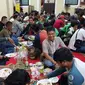 Ratusan sopir online dan konvensional makan bersama setelah beberapa watku lalu marak terjadi penolakan hingga nyaris ricuh. Foto (Liputan6.com / Panji Prayitno)