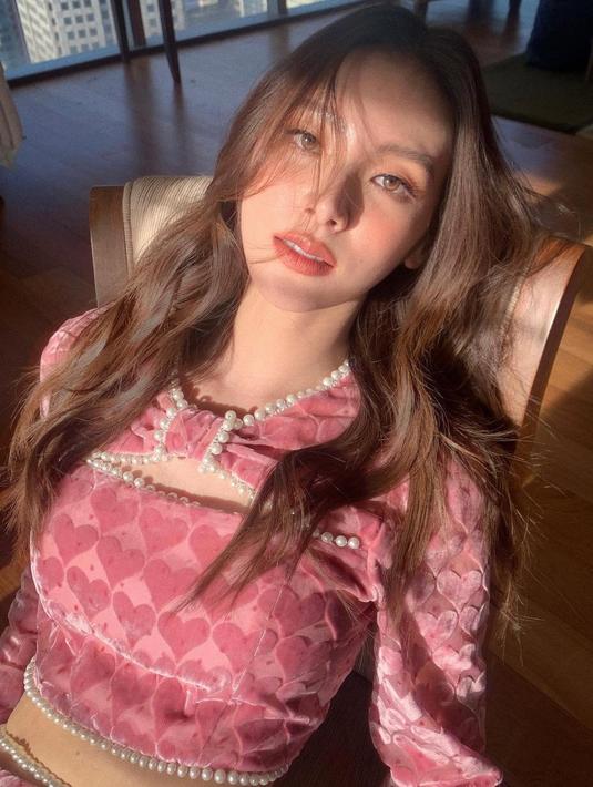 Inilah salah satu penampilan Baifern Pimchanok sekarang yang bisa bikin kesengsem kaum adam. (FOTO: instagram.com/baifernbah/)