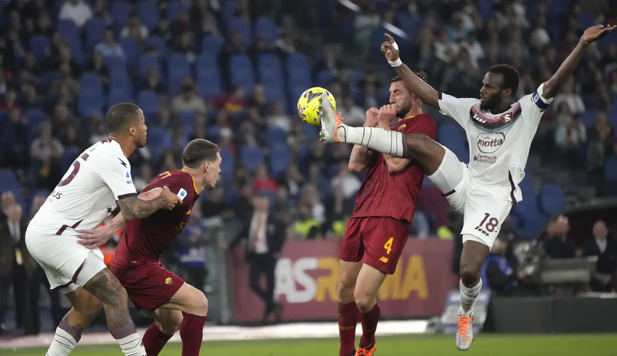 Di laga ini, Roma hanya bisa meraih hasil imbang 2-2 kontra Salernitana. (AP Photo/Alessandra Tarantino)