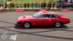 Pengemudi memacu mobil Ferrari klasik saat mengikuti Ferrari Festival of Speed di BSD City, Tangerang Selatan, Minggu (23/04). Acara ini diselenggarakan dalam rangka memperingati ulang tahun Ferrari yang ke-70. (Liputan6.com/Fery Pradolo)