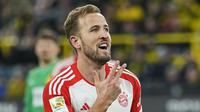 Penyerang Bayern Munchen Harry Kane melakukan selebrasi dengan mengacungkan jari setelah mencetak gol ketiga timnya ke gawang Borussia Dortmund  pada pekan kesepuluh Bundesliga di Stadion Signal Iduna Park, Minggu (5/11/2023) dinihari WIB. (AP Photo/Martin Meissner)