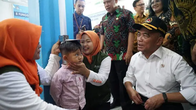 Menteri Koordinator Bidang Pembangunan Manusia dan Kebudayaan (Menko PMK) Muhadjir Effendy dalam sebuah kunjungan kerja. (Istimewa)