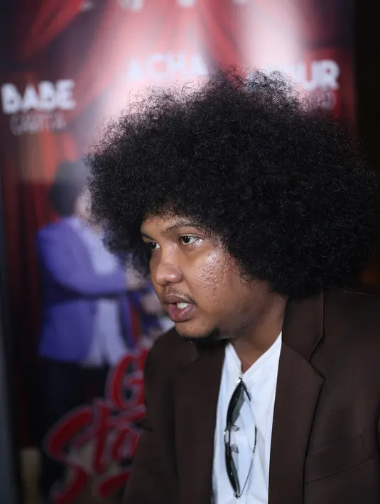 Film yang mengangkat kisah perjuangan para stand up sampai pada kisah asmaranya. Film ini dibintangi oleh Abrur, Babe Cabita dan  Acha Sinaga. (Andy Masela/Bintang.com)