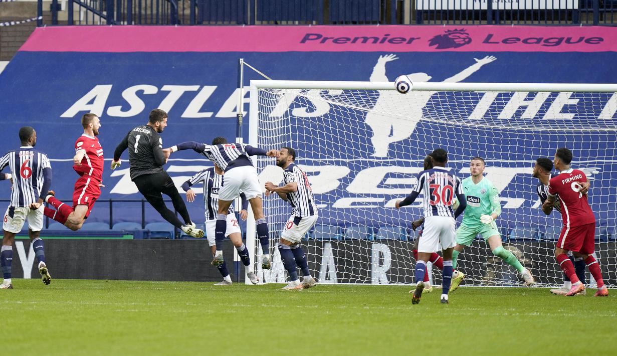 Kiper Liverpool, Alisson Becker, mencetak gol ke gawang West Bromwich Albion dengan tandukan kepalanya pada laga Liga Inggris di Stadion the Hawthorns, Minggu (16/5/2021). Liverpool menang dengan skor 2-1. (Tim Keeton/Pool via AP)