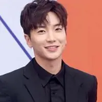 Perampokan kembali terjadi di kalangan selebriti. Kali ini nama Leeteuk yang menjadi korban perampokan ketika dirinya sedang menjalani syuting variety show di Swiss. Kejadian ini membuat Leeteuk cukup terpukul. (Instagram/xxteukxx)