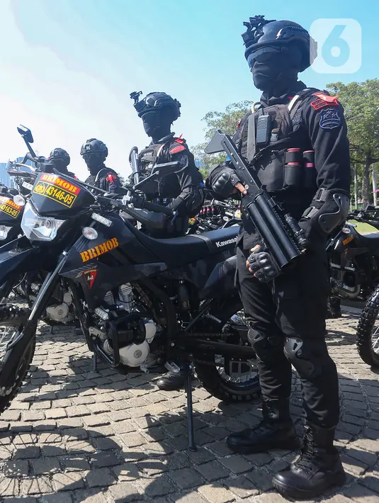 Diketahui, Operasi Lilin 2023 dan Tahun Baru 2024 ini mengerahkan sejumlah 129.923 personil gabungan TNI dan Polri di Nataru. (merdeka.com/Arie Basuki)
