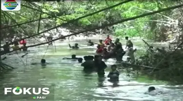 Awalnya korban dan ketujuh temannya bermain menyisir tepi sungai yang arusnya sedang deras menggunakan perahu dari batang pisang.