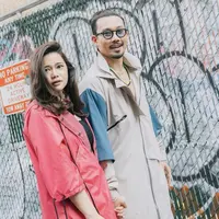 Denny dan Olivia juga kompak mengenakan coat saat liburan. [@oliviasumargo]