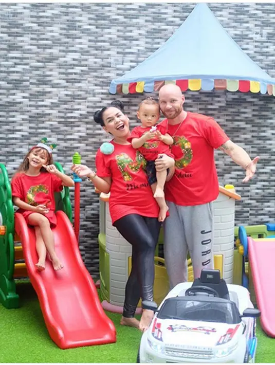 "Tapi untuk mengucapkan yang panjang harus paham konsentrasi dan harus belajar, harus latihan. Mungkin kira-kira kalau lima kalimat kira-kira 15 kali," ujarnya.  (Instagram/tyson_lynch)