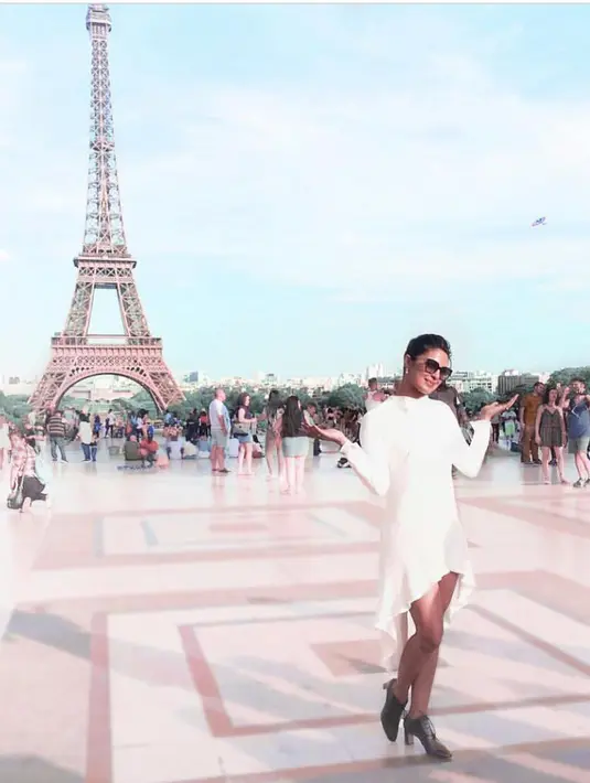 Pemenang Miss World tahun 2000 ini kerap menghabiskan waktunya dengan traveling ke luar negeri dan Paris menjadi tempat favoritnya. (Foto: instagram.com/priyankachopra)