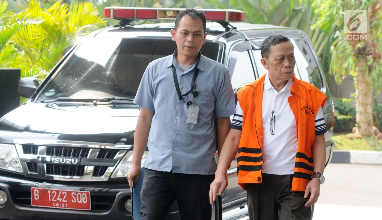 Anggota Komisi IX DPR Amin Santono saat akan menjalani pemeriksaan lanjutan di Gedung KPK, Jakarta, Senin (30/7). Anggota DPR Fraksi Partai Demokrat itu diperiksa sebagai tersangka. (Merdeka.com/Dwi Narwoko)